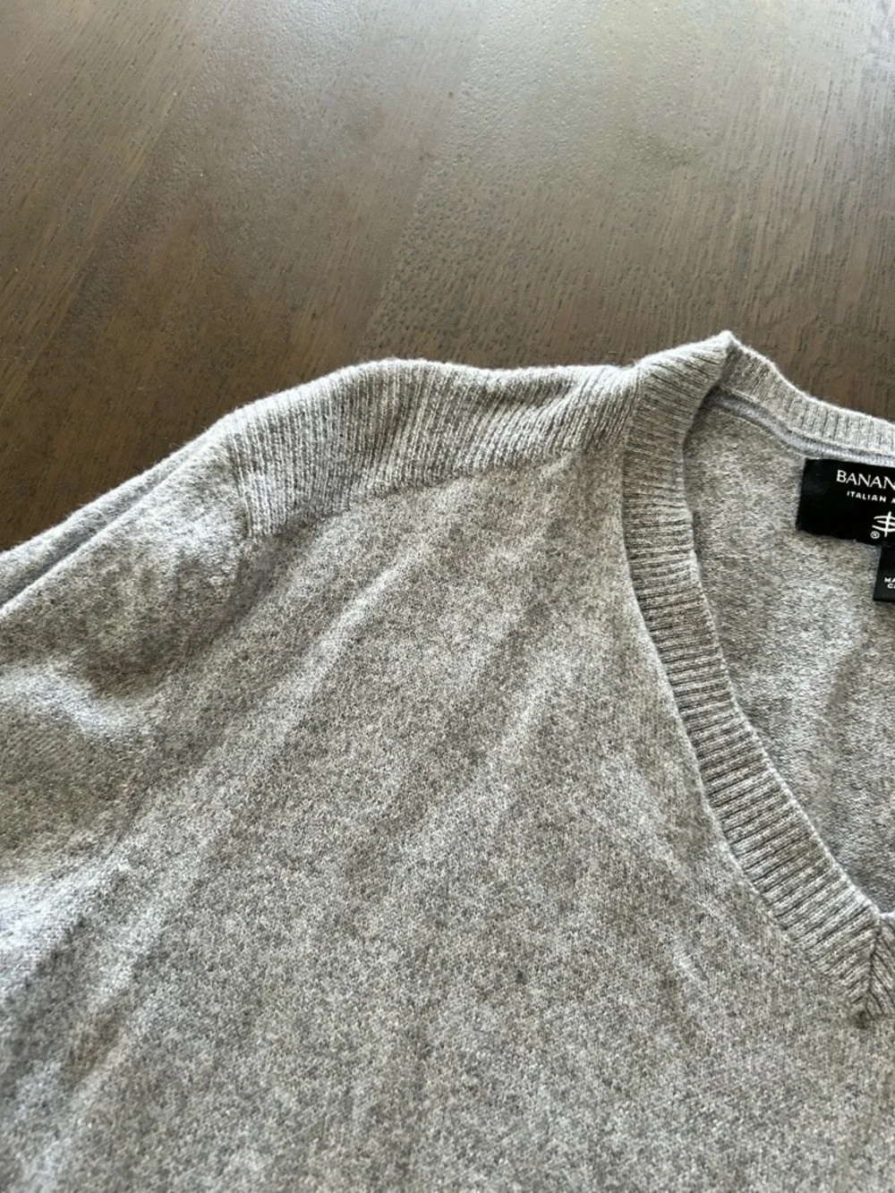 Banana Republic light gray Italian merino yarn wool long sleeve sweater v neck